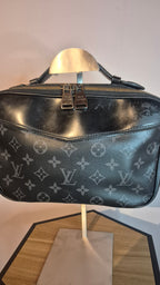 Louis Vuitton Sacoche – Cuir Taïga Monogram Noir Louis Vuitton