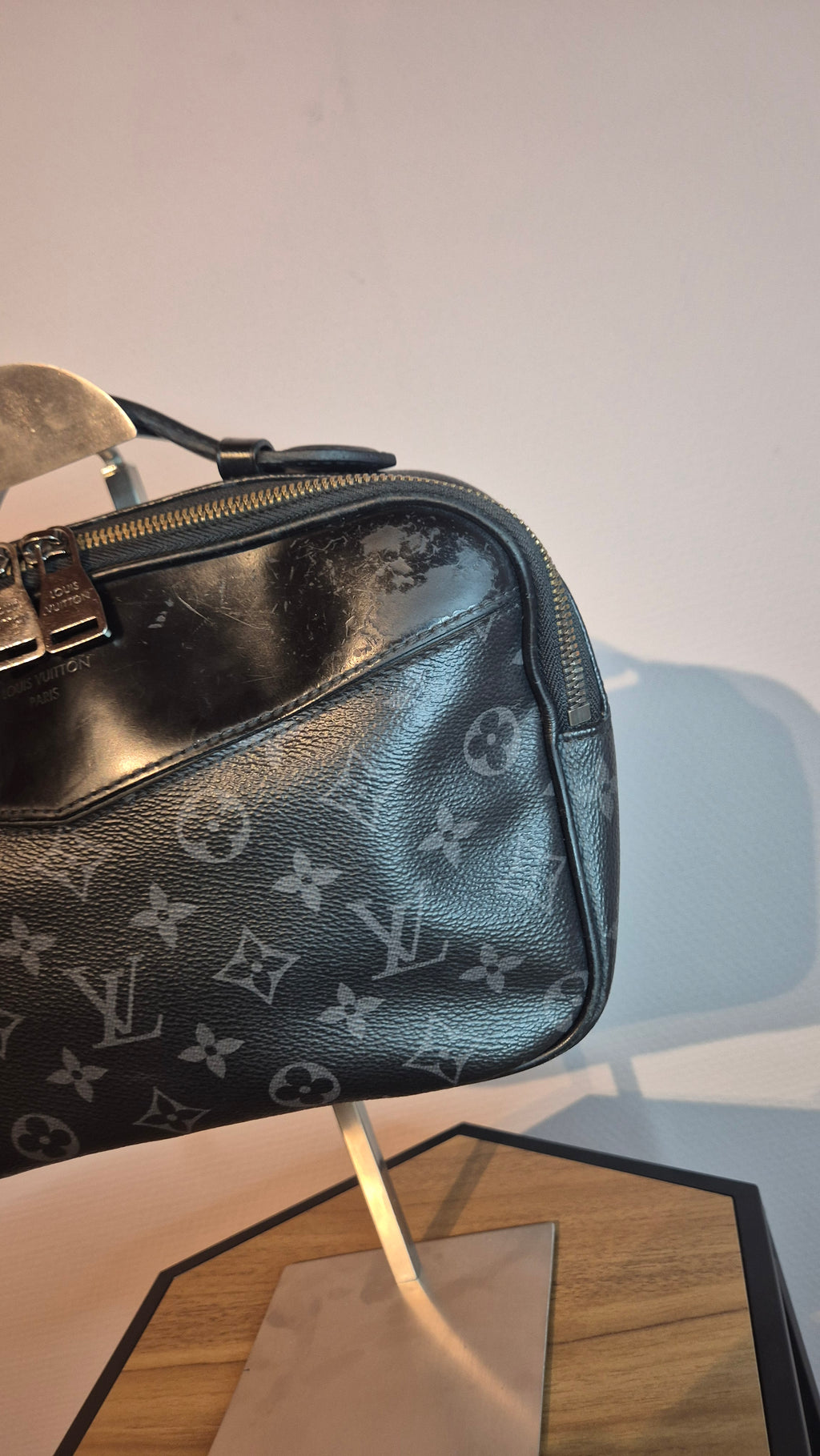 Louis Vuitton Sacoche – Cuir Taïga Monogram Noir Louis Vuitton