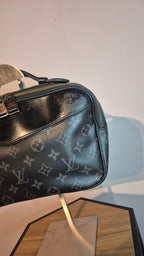 Louis Vuitton Sacoche – Cuir Taïga Monogram Noir Louis Vuitton