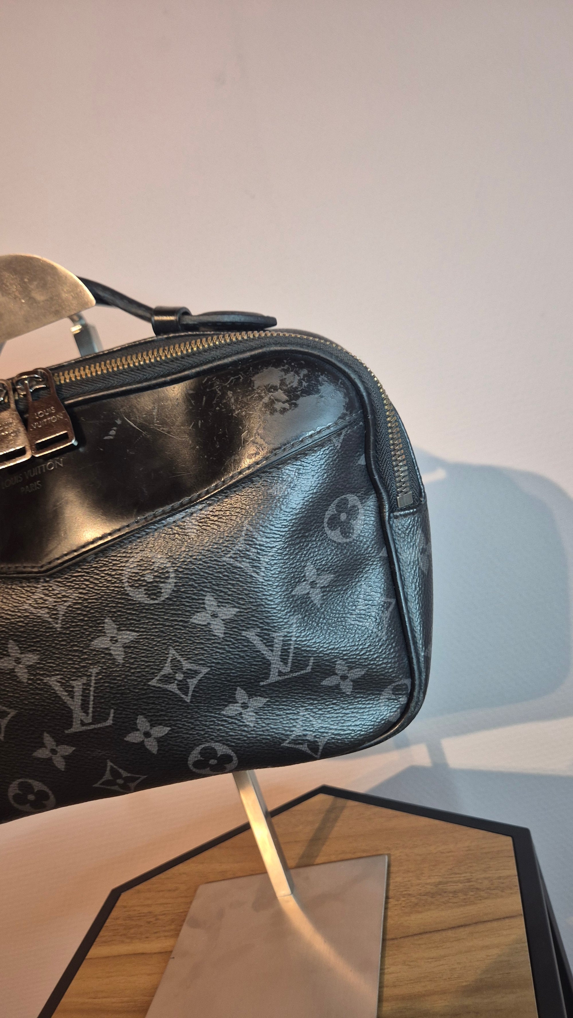 Louis Vuitton Sacoche – Cuir Taïga Monogram Noir Louis Vuitton