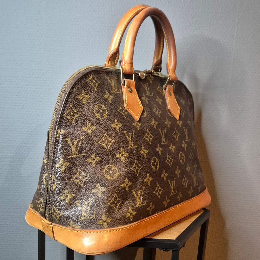 Louis Vuitton Alma Monogram marron vue 3/4 deuxième partie 