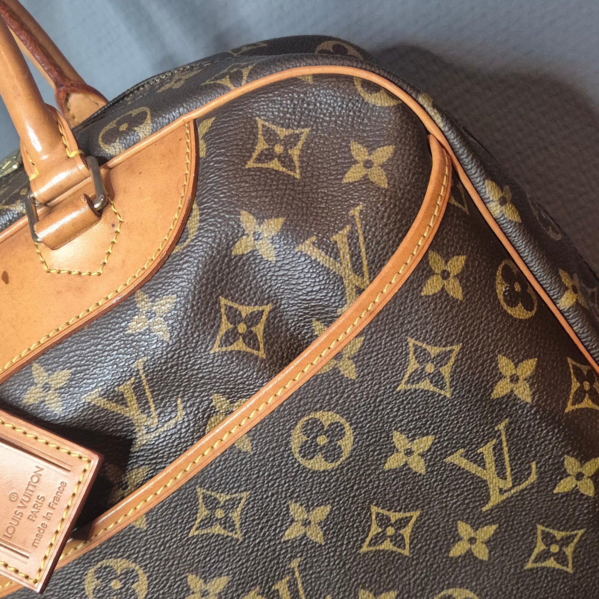 Louis Vuitton Deauville Monogram zoom sur monogram LV