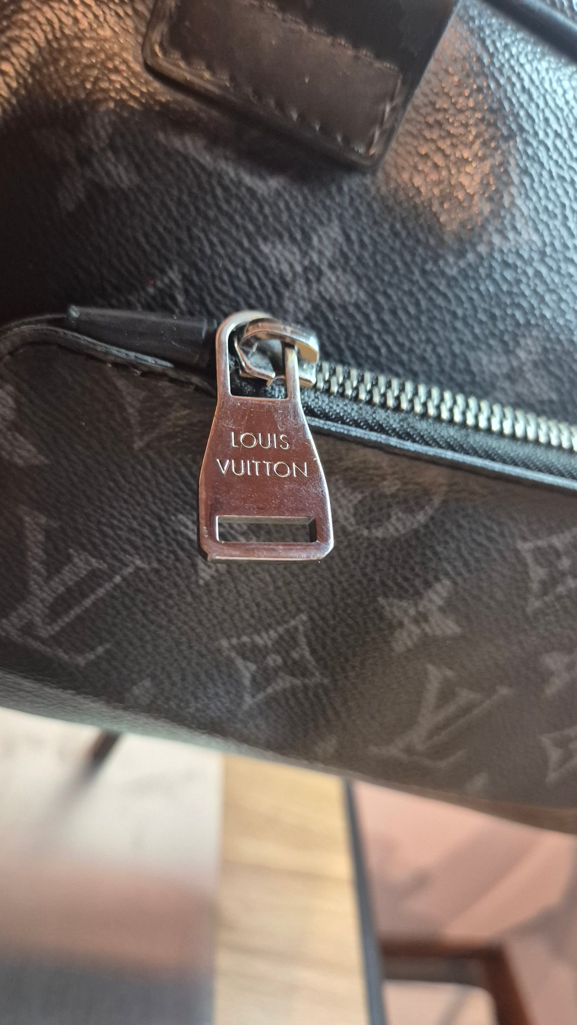 Louis Vuitton Sacoche – Cuir Taïga Monogram Noir Louis Vuitton