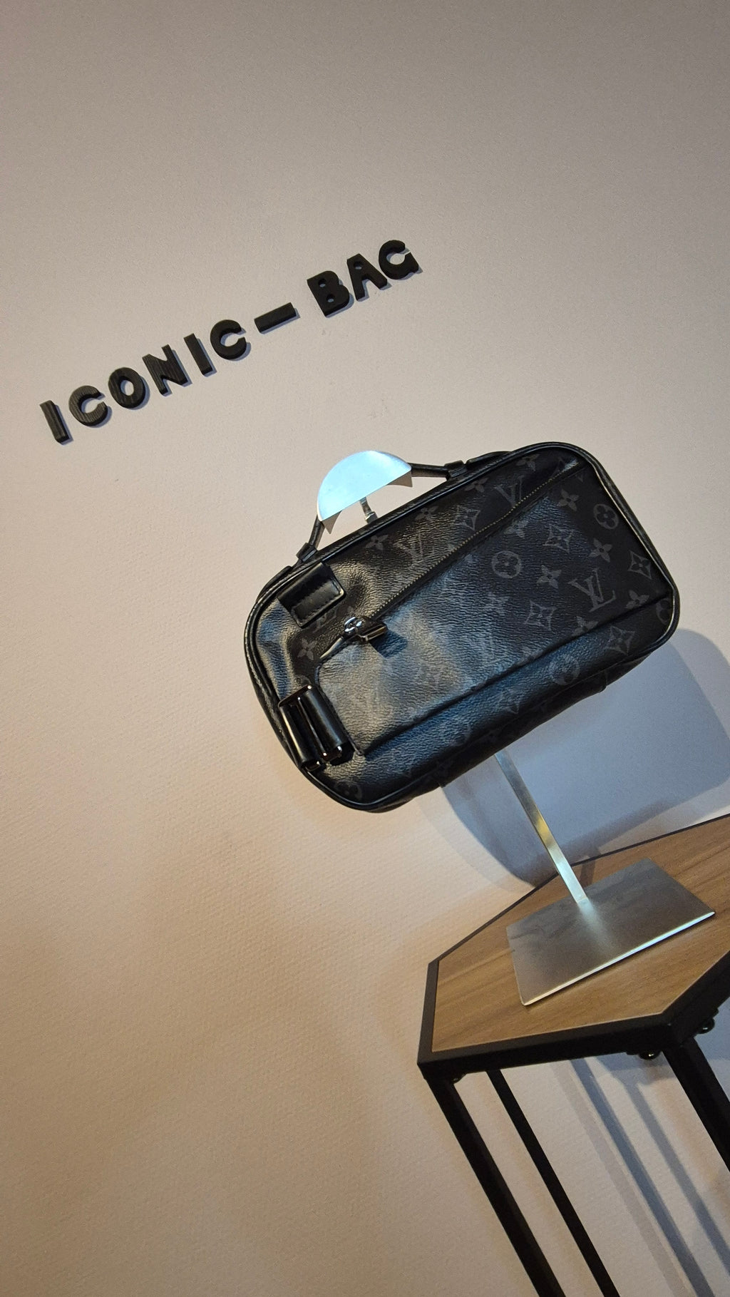 Louis Vuitton Sacoche – Cuir Taïga Monogram Noir Louis Vuitton