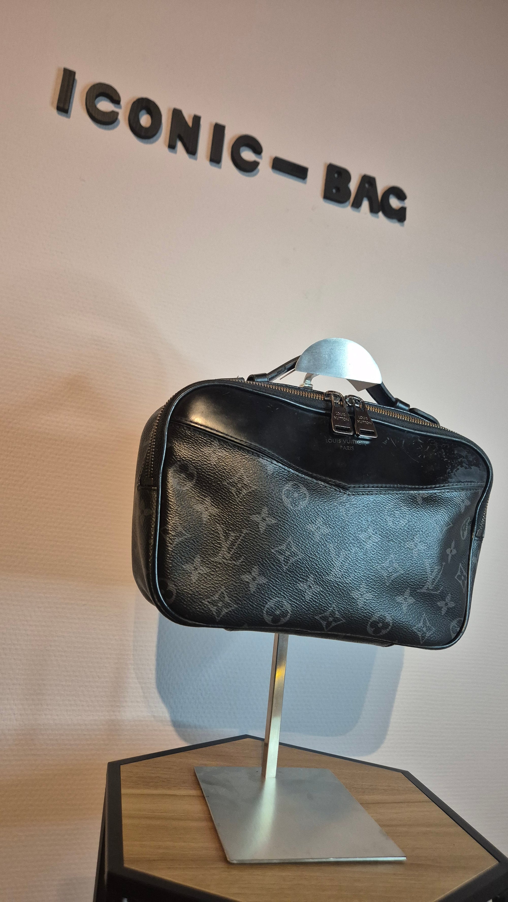Louis Vuitton Sacoche – Cuir Taïga Monogram Noir Louis Vuitton