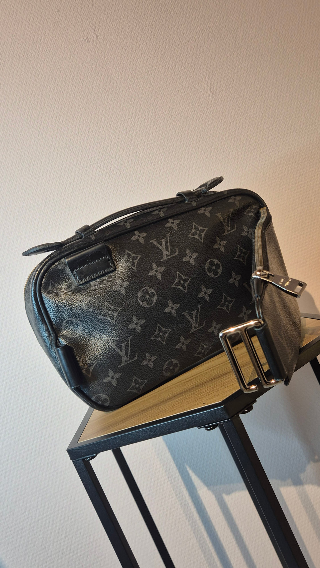Louis Vuitton Sacoche – Cuir Taïga Monogram Noir Louis Vuitton