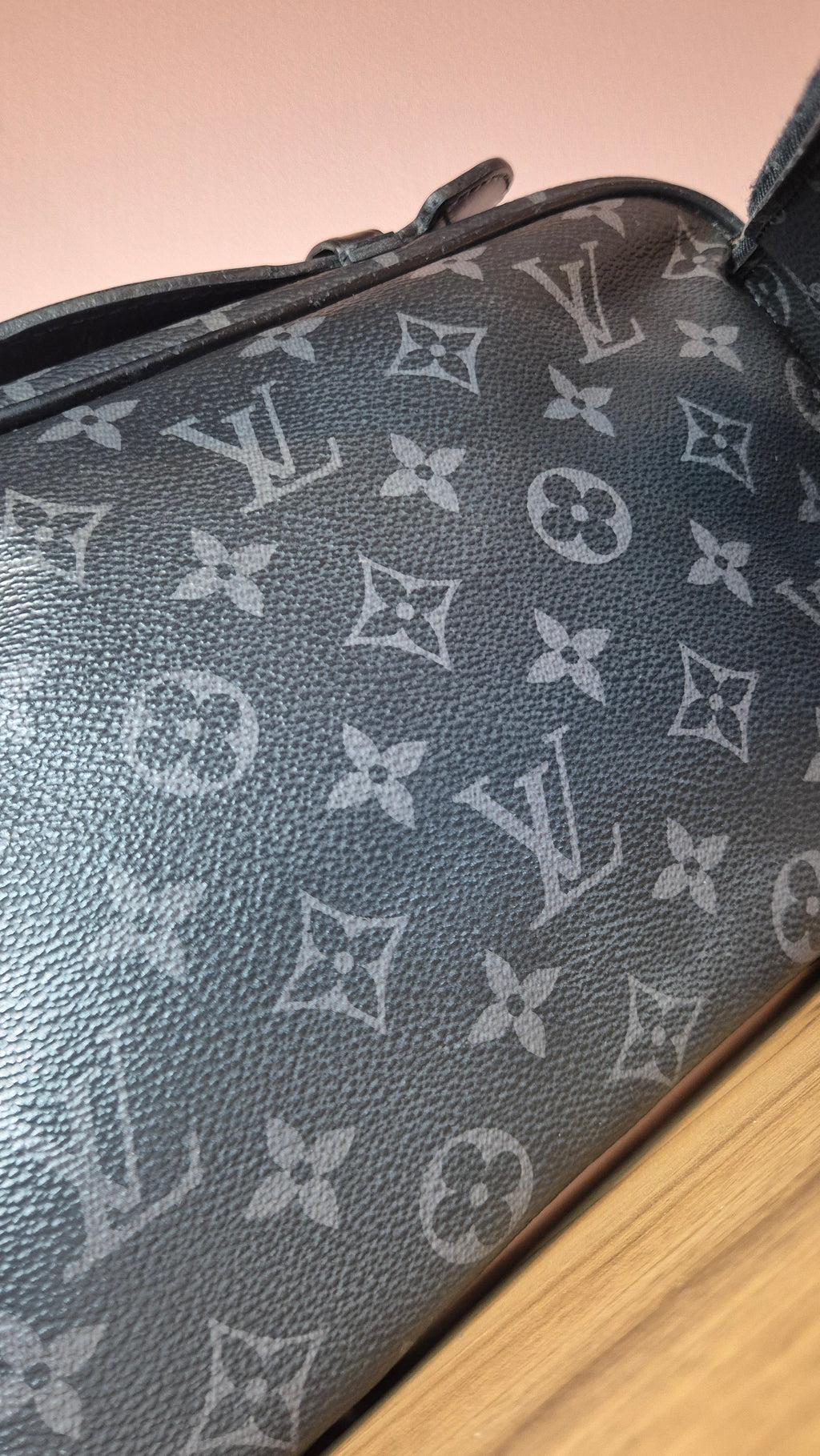 Louis Vuitton Sacoche – Cuir Taïga Monogram Noir Louis Vuitton