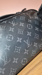 Louis Vuitton Sacoche – Cuir Taïga Monogram Noir Louis Vuitton
