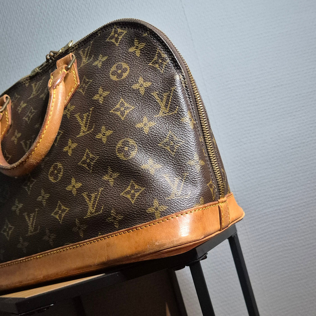 Louis Vuitton Alma Monogram marron vue 3/4 dessous - cuir naturel 