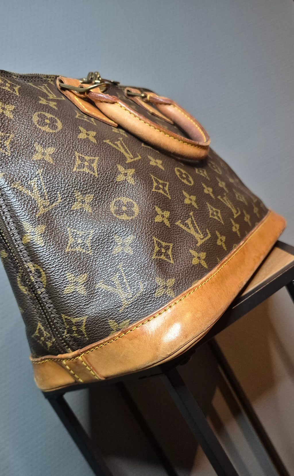 Louis Vuitton Alma Monogram Marron Vue 3/4 zoom cuir naturel 