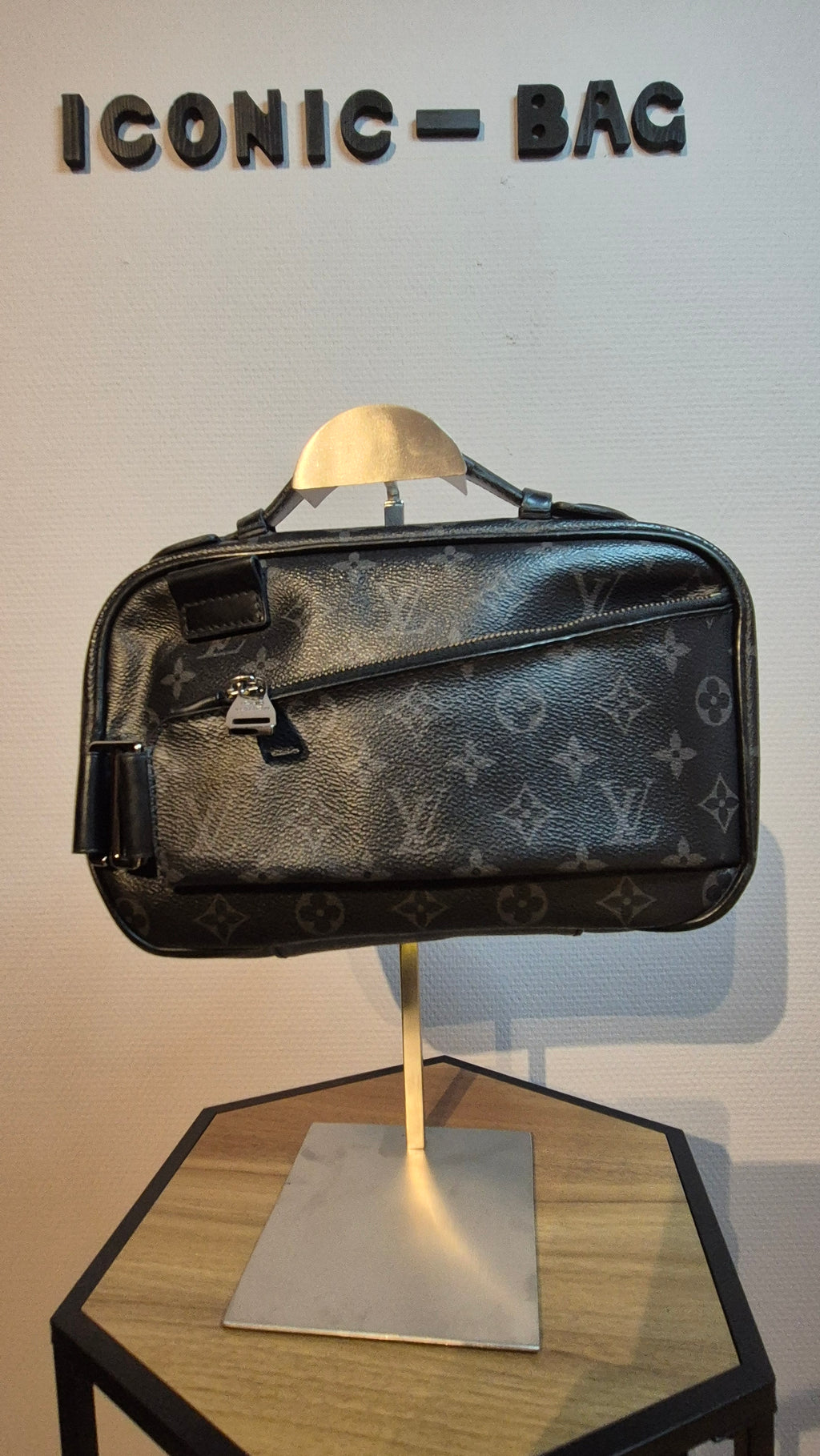 Louis Vuitton Sacoche – Cuir Taïga Monogram Noir Louis Vuitton