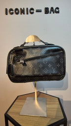 Louis Vuitton Sacoche – Cuir Taïga Monogram Noir Louis Vuitton