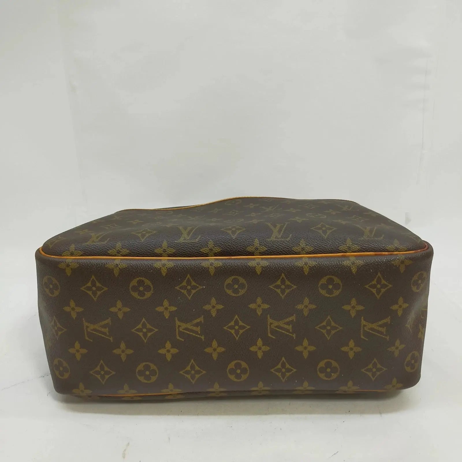 Vue de dessous du sac Louis Vuitton Deauville – coins propres