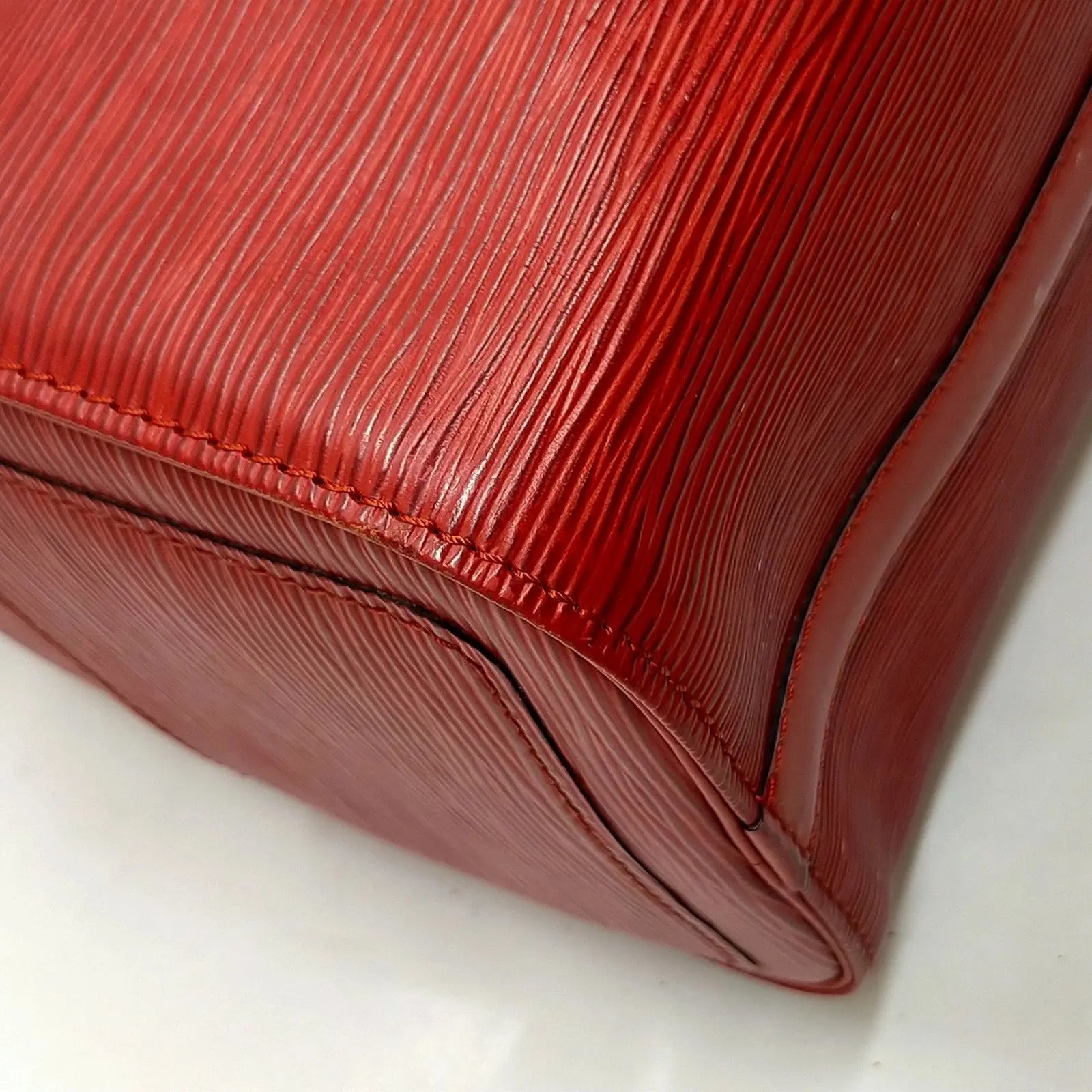 Coin du sac Louis Vuitton Speedy 25 cuir épi rouge 