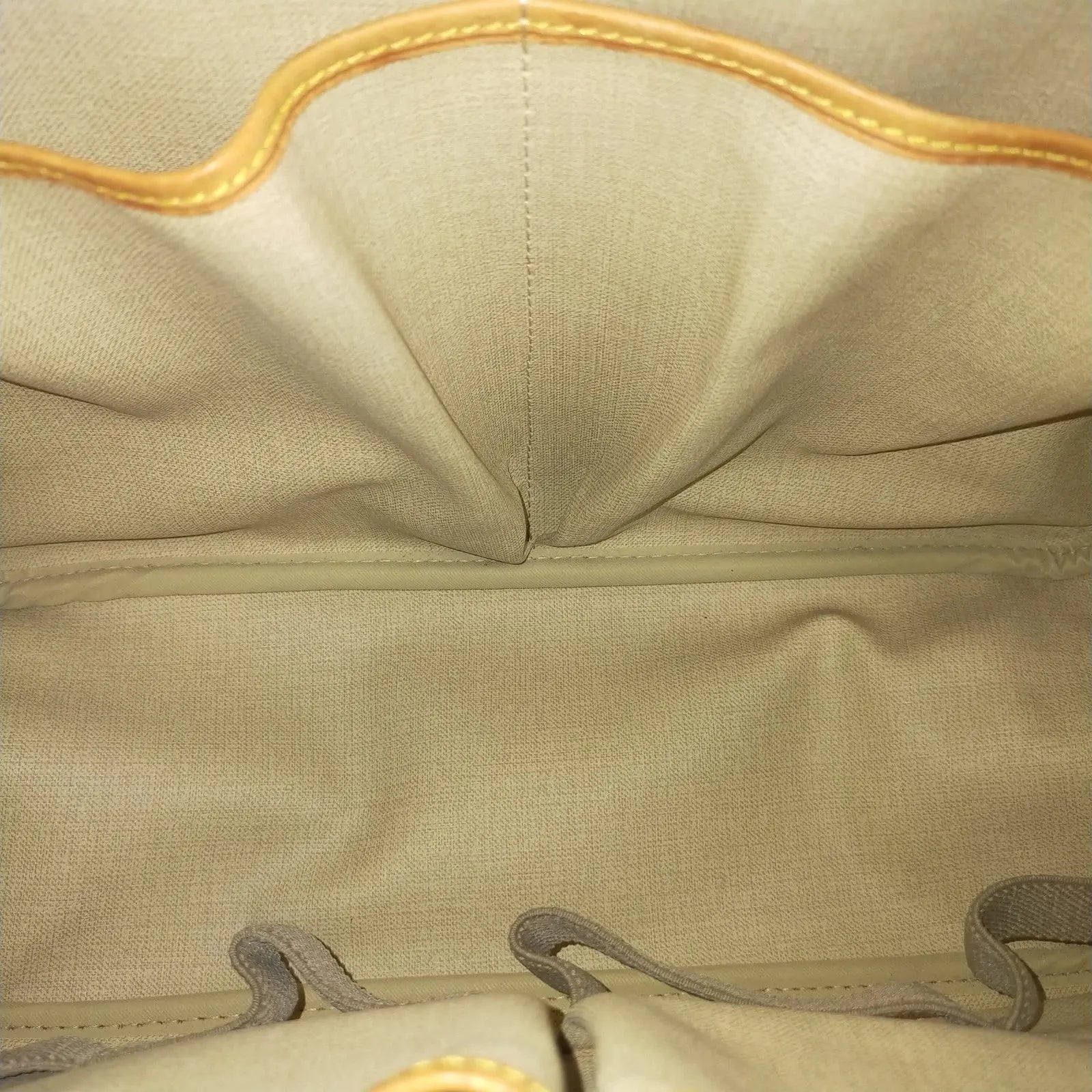 Intérieur du sac Louis Vuitton Deauville avec poches
