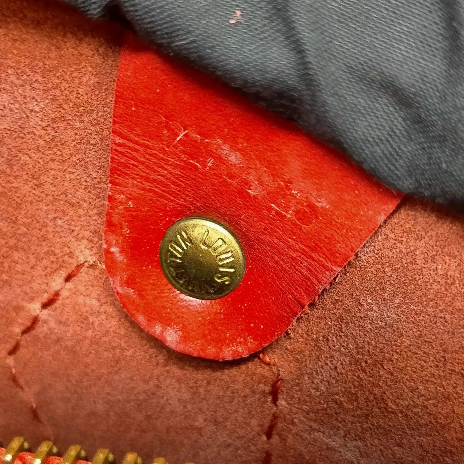 Étiquette intérieure avec code date du Louis Vuitton Speedy 12 en cuir Épi – preuve d’authenticité du sac